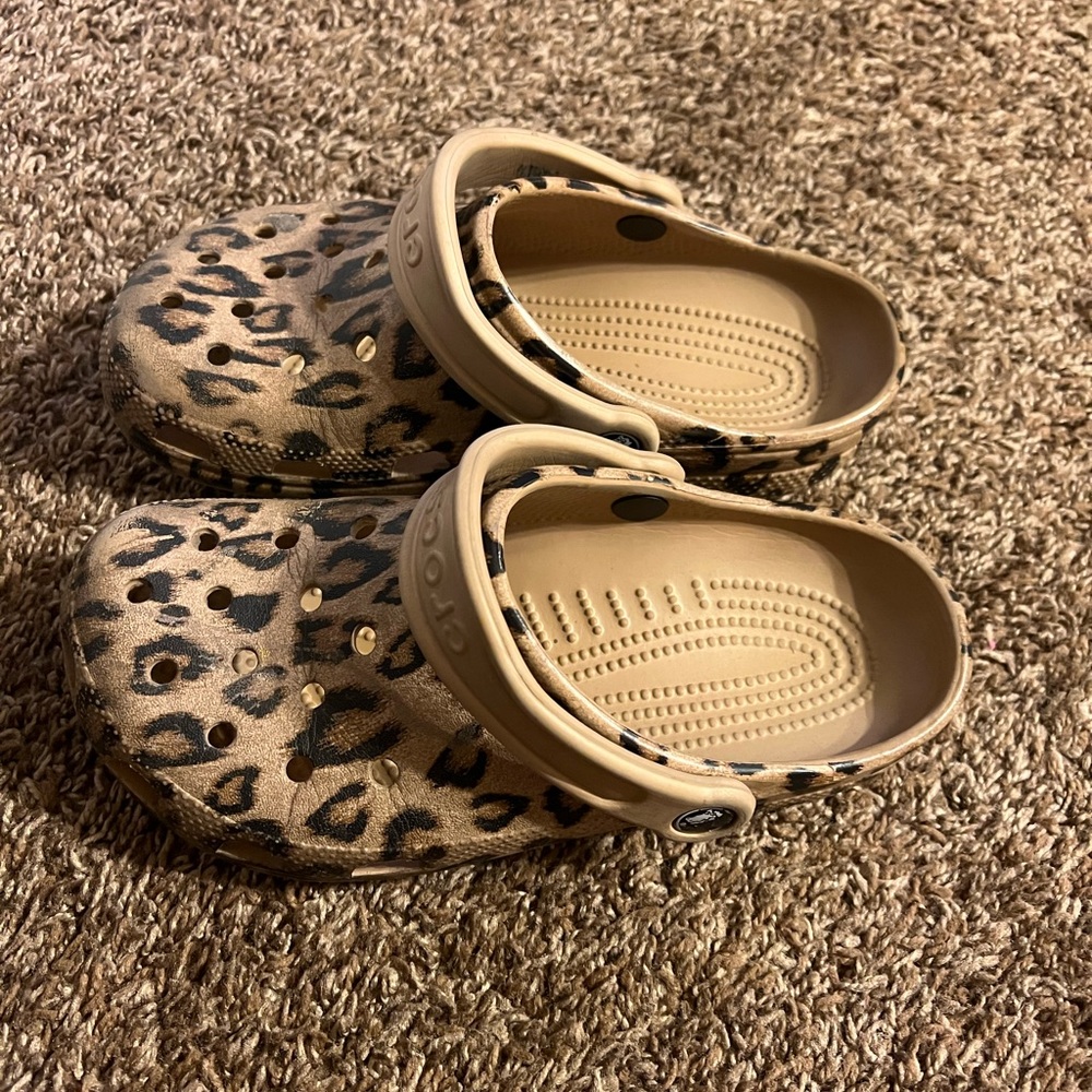 Crocs classic clogs for women in leopard design